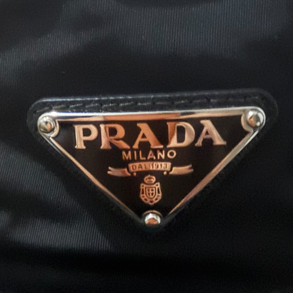 PRADA PLAQUE NYLON BUCKET HAT BLACK