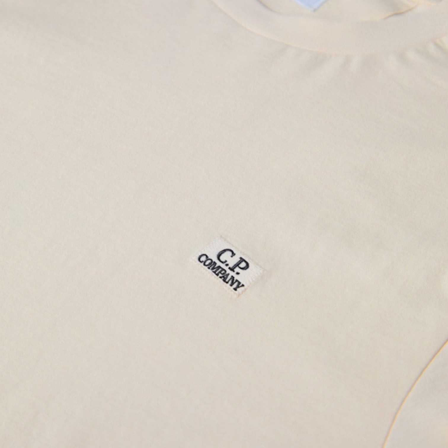 CP COMPANY SMALL LOGO T-SHIRT LIGHT BEIGE