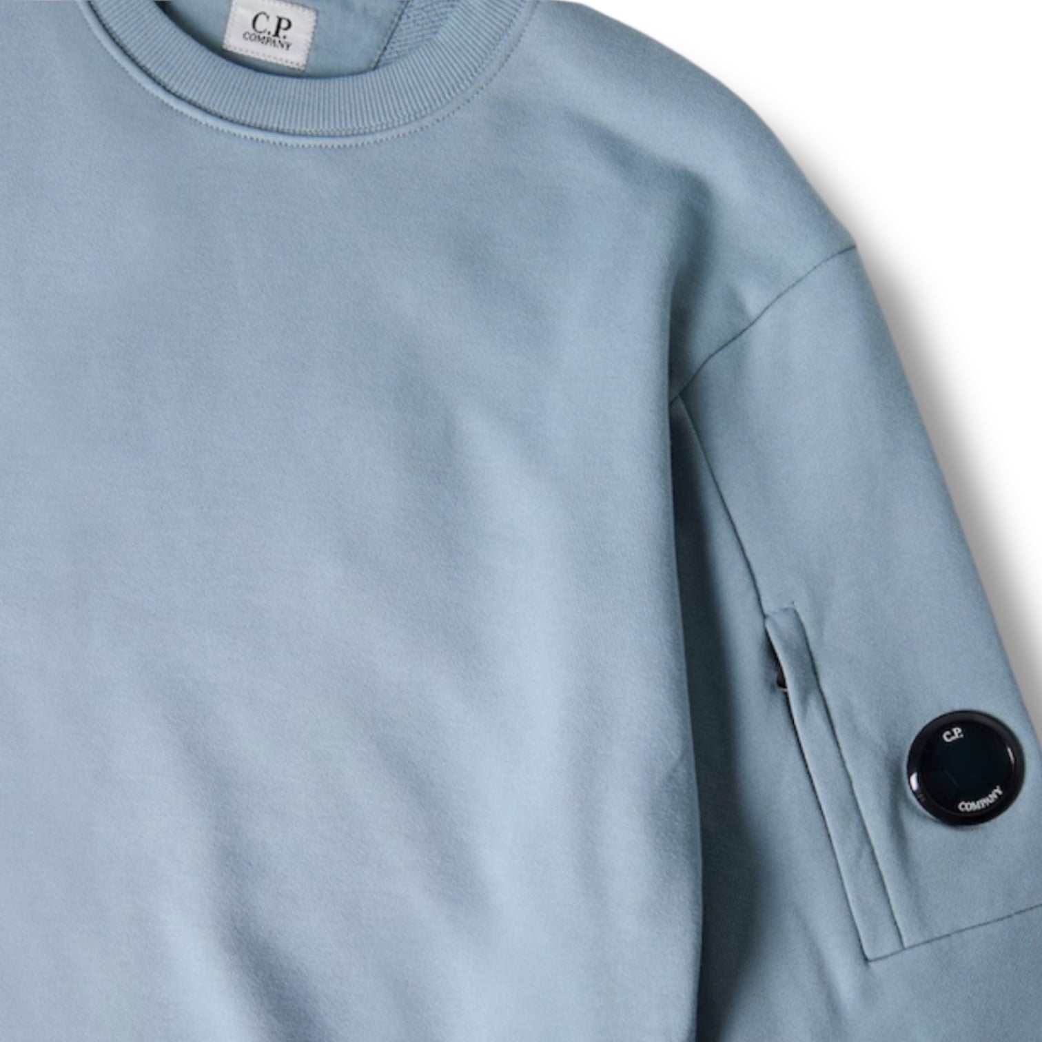 CP COMPANY LENS ARM CREWNECK SWEATSHIRT SILVER BLUE