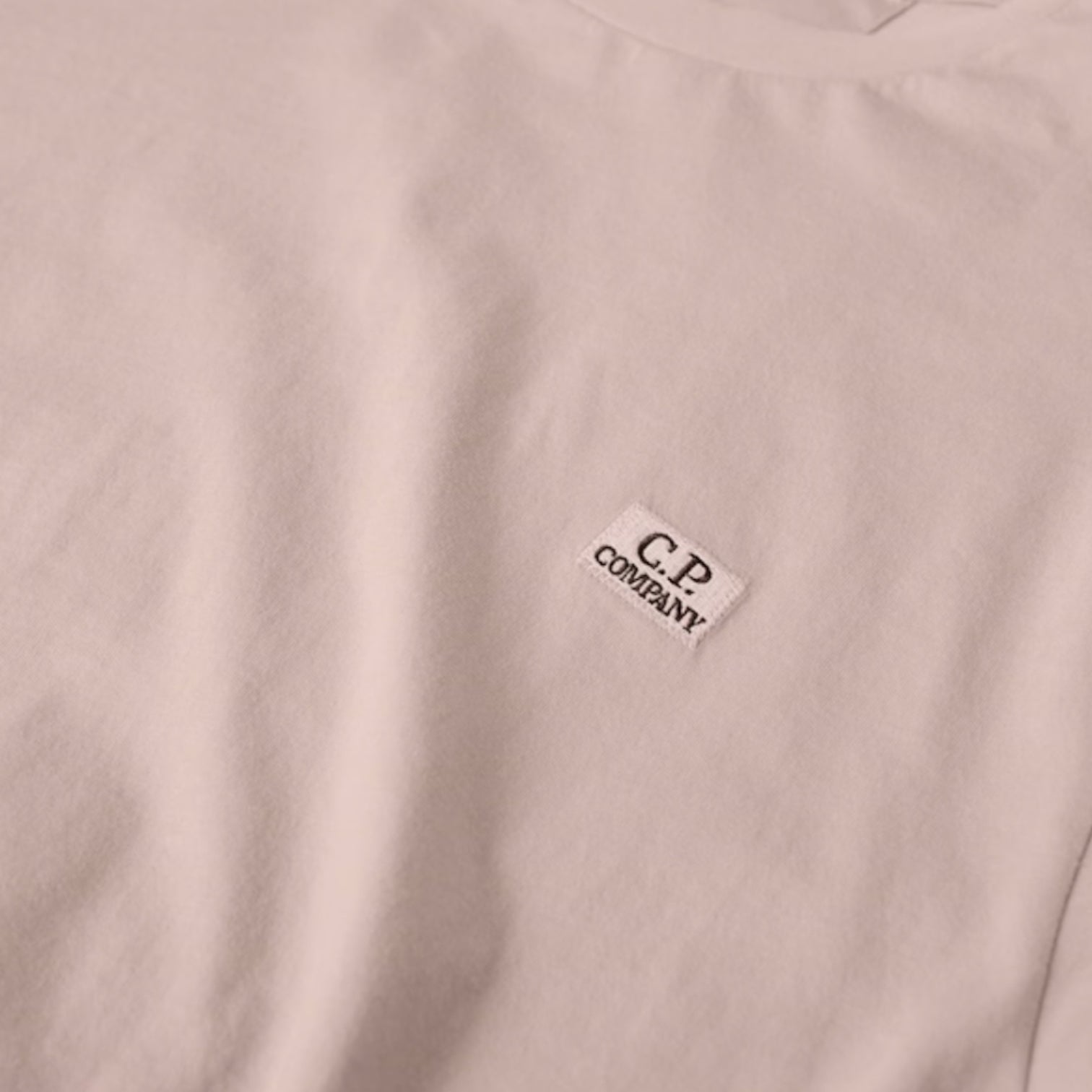 CP COMPANY SMALL LOGO T-SHIRT DOVE GREY