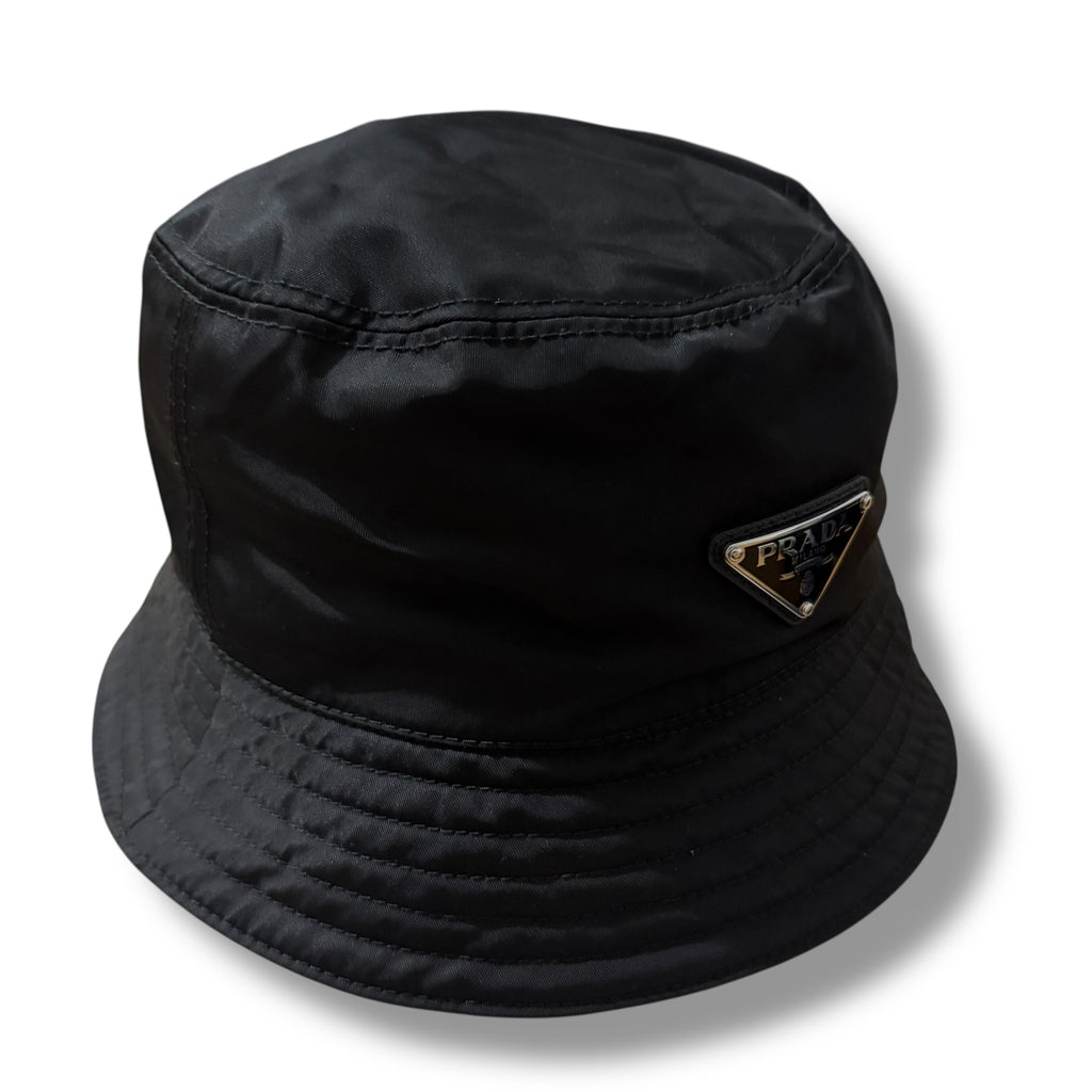 PRADA PLAQUE NYLON BUCKET HAT BLACK
