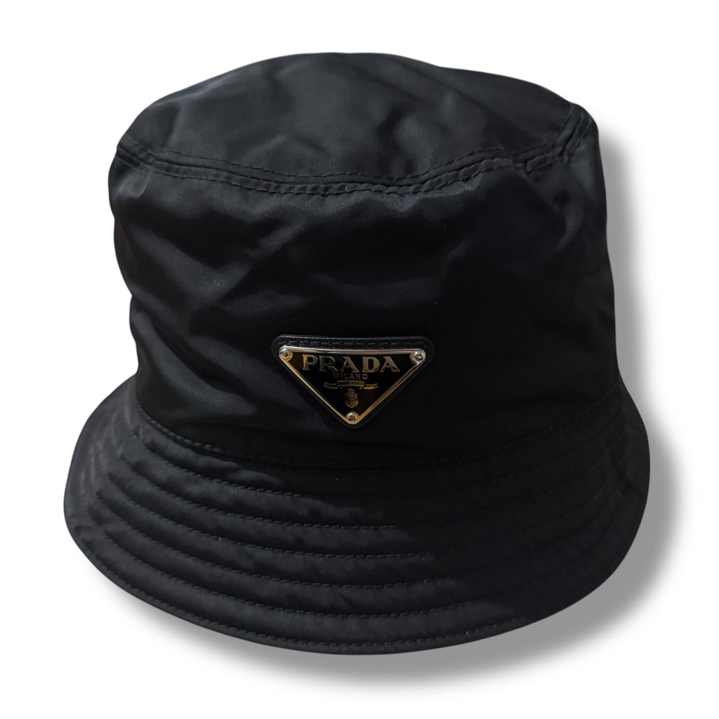 PRADA PLAQUE NYLON BUCKET HAT BLACK